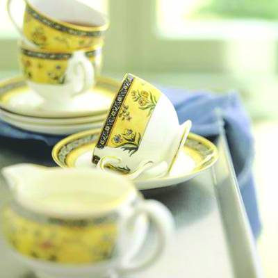 骨瓷因?yàn)楸旧碓O(shè)計(jì)精致、簡(jiǎn)潔,并在成型時(shí)需要更高技術(shù),所以更顯珍貴 骨瓷因?yàn)楸旧碓O(shè)計(jì)精致、簡(jiǎn)潔,并在成型時(shí)需要更高技術(shù),所以更顯珍貴